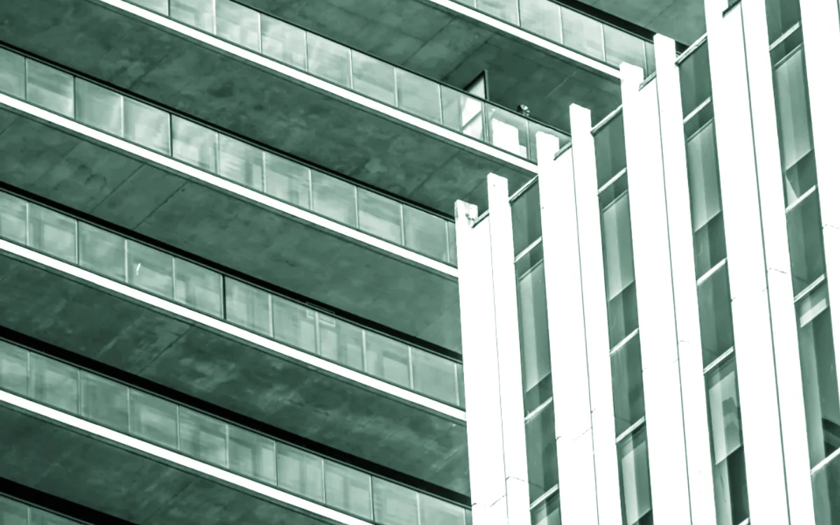Detalle geométrico de la fachada de un edificio